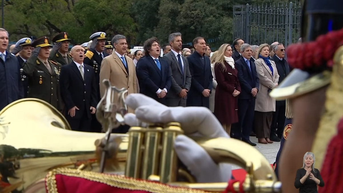 Javier Milei estuvo acompa&ntilde;ado por integrantes del Gabinete nacional, autoridades de la Ciudad de Buenos Aires y representantes de las Fuerzas Armadas. (Foto: captura de pantalla)