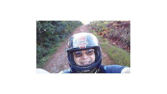 El profesor que viajó tres días por Misiones en moto para repartir la tarea a sus alumnos