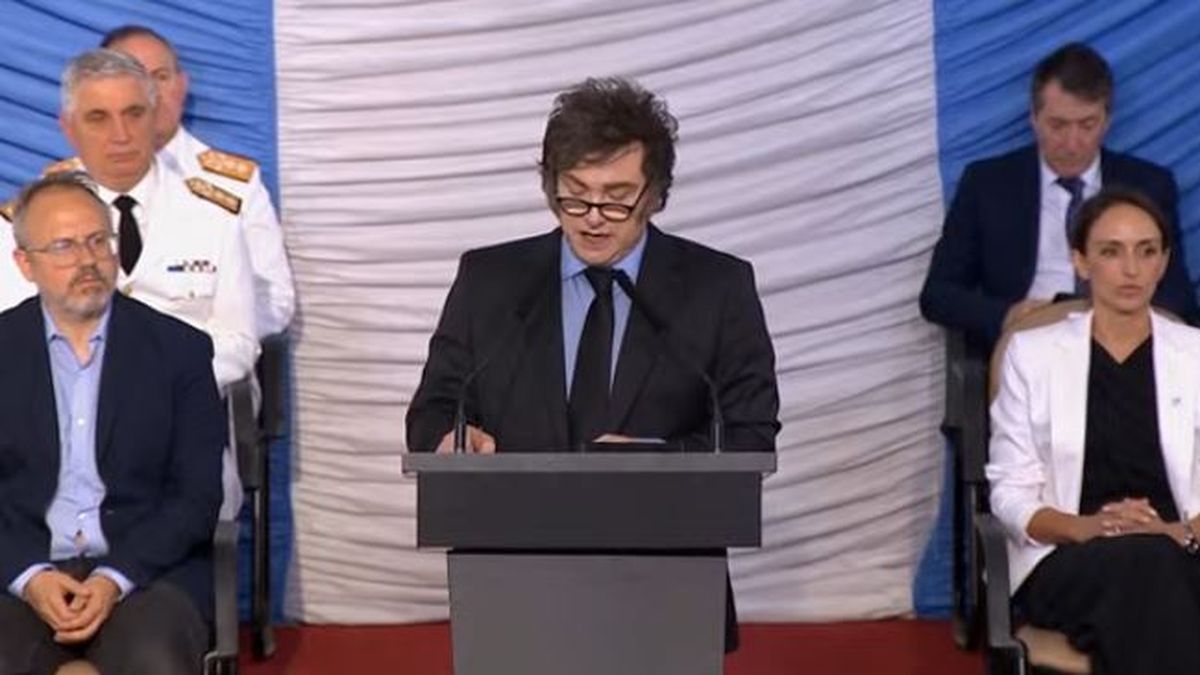 El presidente Milei encabeza la entrega de sables en el Colegio Militar