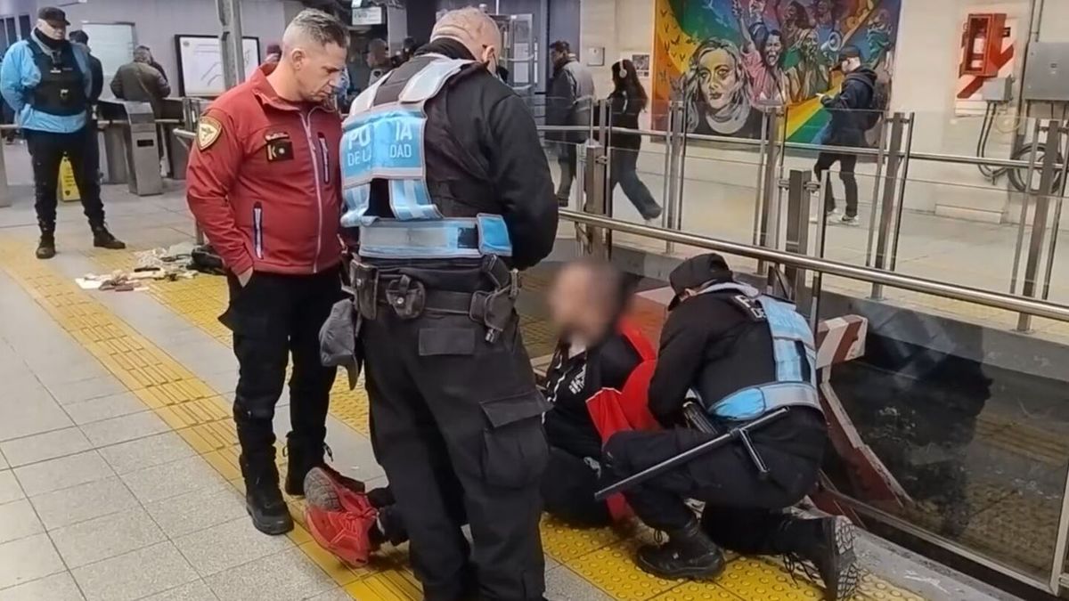 El pasajero tenía más de unmillón de pesos y US$110 en efectivo. (Fotos: Policía de la Ciudad)