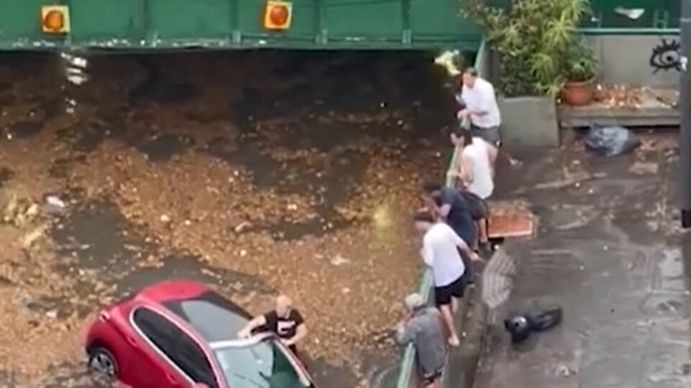 Diluvio en CABA: un auto quedó flotando en un bajo nivel y los vecinos rescataron al conductor