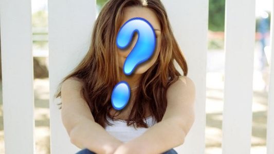 ¿Qué ex estrella infantil habla sola y escucha voces?