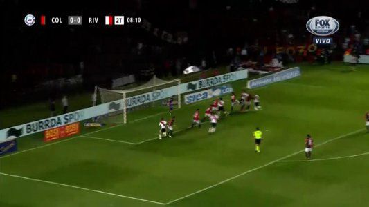 Martínez Quarta tuvo la más clara de River con un cabezazo que dio en el travesaño