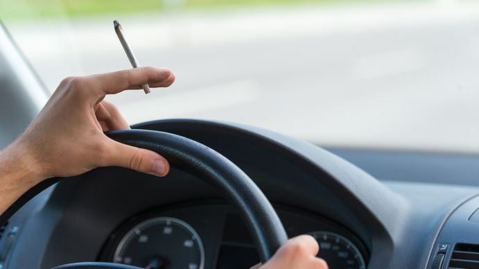 Usó la camioneta de su papá y olvidó un cigarrillo chistoso: mirá la desopilante respuesta del papá