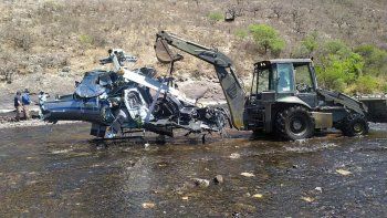Luego de ocho horas, lograron extraer el helicóptero en el que murió Jorge Brito