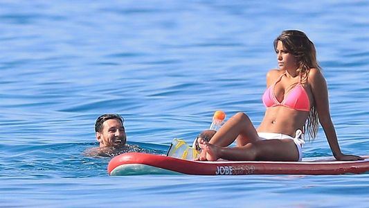 Antonella Roccuzzo y Lionel Messi se mimaron en medio del mar