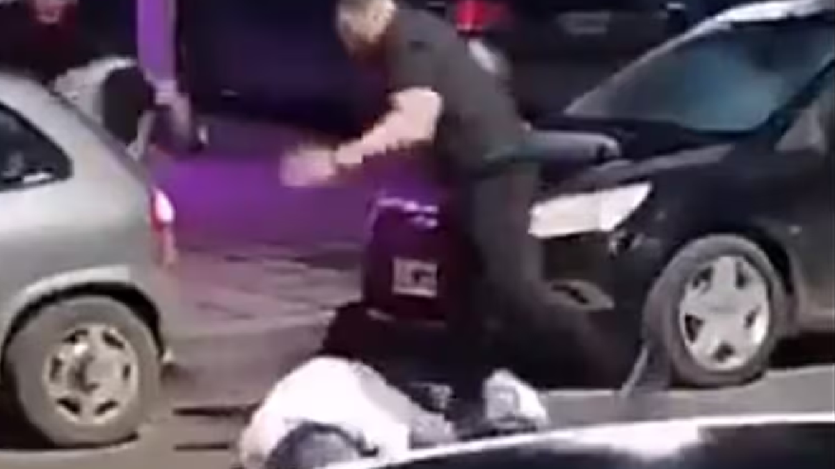 Detuvieron a tres patovicas por una brutal golpiza en la puerta de un boliche de Necochea (Foto: captura)