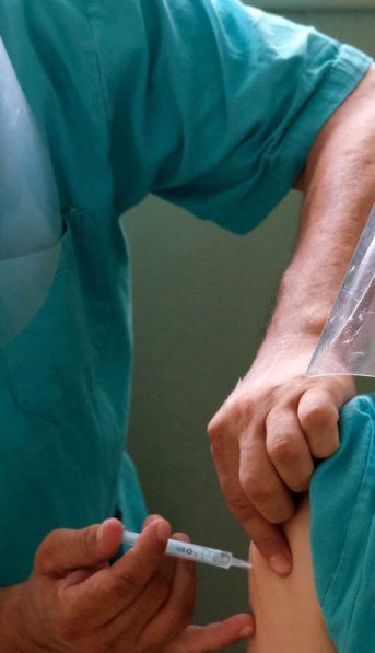 ¿Cuánto se redujeron los contagios en personal de salud en la Ciudad desde el inicio del plan de vacunación?