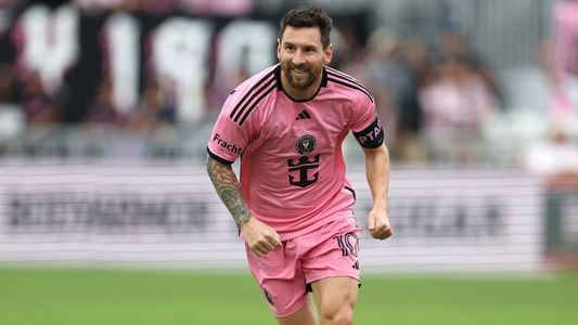 ¡Insólito! Un tiro libre de Messi le pegó a una nena y la reacción del padre se volvió viral