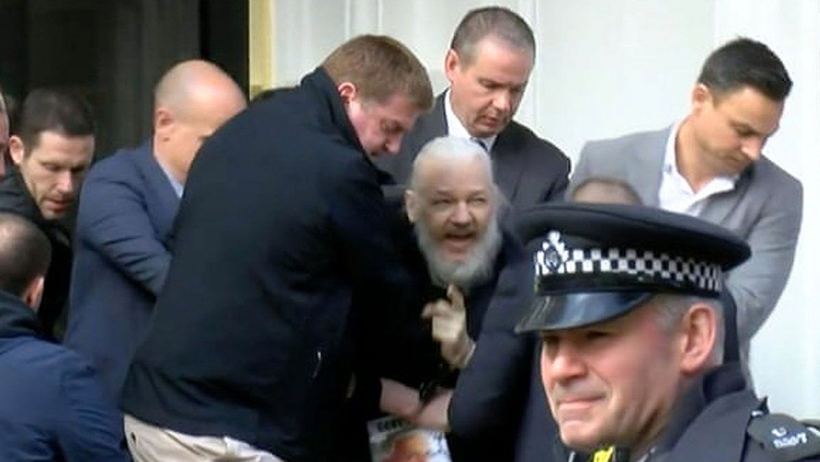Refugiado desde 2012 en la embajada de Ecuador en Londres, detuvieron a Julian Assange, fundador de WikiLeaks
