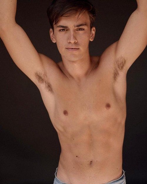 'Me creció el nene. Toto ahora es pastelero. Metele que son pasteles #hijoetigra' escribió Florencia Peña.