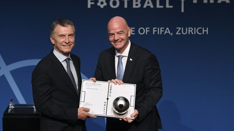 Macri hizo un viaje relámpago a Paraguay para hablar con Cartés sobre temas relacionados con la FIFA