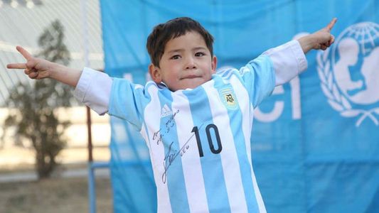 Messi cumplió el sueño del niño de la camiseta de bolsa de plástico