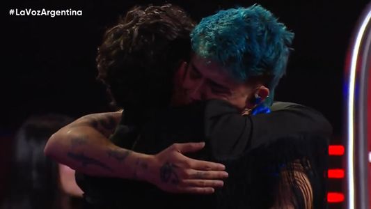 Luck Ra y un participante protagonizaron el momento más emotivo de La Voz Argentina