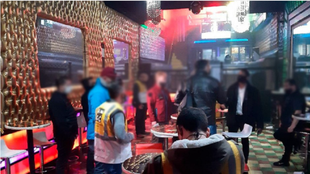 La convocatoria a la fiesta se hizo por medio de las redes sociales y se ofrecían promociones para atraer concurrentes