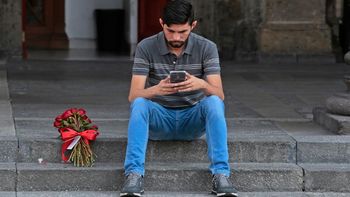 Falleció el amor: se enamoró de una moza, la buscó en Twitter y terminó humillado