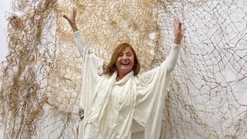 La diseñadora que confecciona sus colecciones con descartes de telas