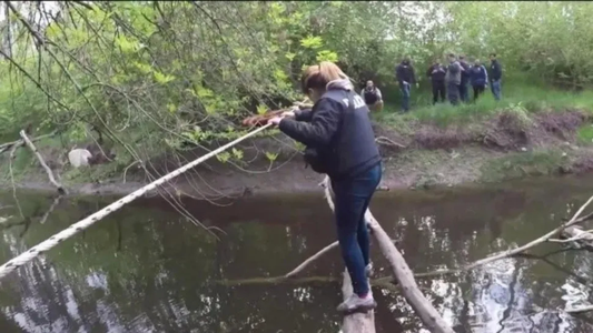 Macabro hallazgo: un cadáver acribillado a tiros apareció flotando en el río