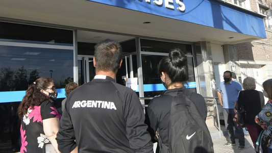 Sin trabajar, cuánto cobrará en septiembre una familia tipo viviendo de planes sociales