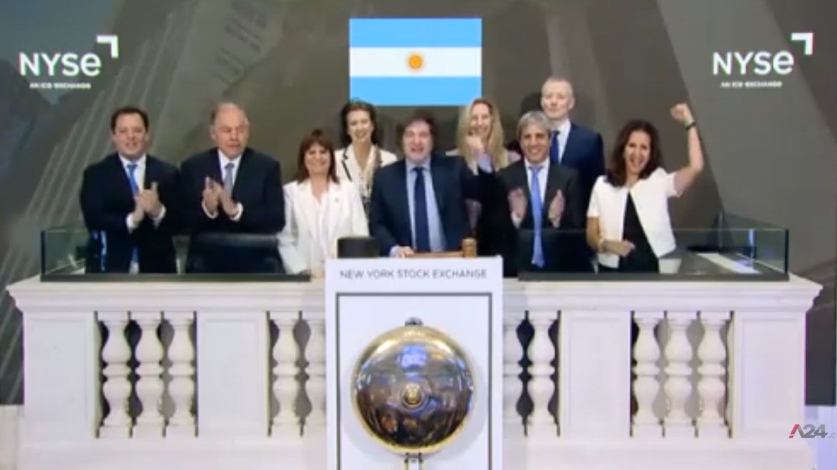 En su último viaje a Nueva York, Javier Milei tocó la campana de inicio de la ronda financiera en Wall Street. (Foto: Captura de TV) En su último viaje a Nueva York, Javier Milei tocó la campana de inicio de la ronda financiera en Wall Street. (Foto: Captura de TV)