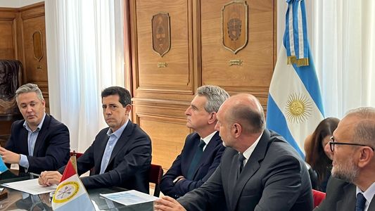 Amenaza narco a Messi: en otro desafío a Alberto Fernández, Wado De Pedro y Omar Perotti firmaron un convenio en la Casa Rosada