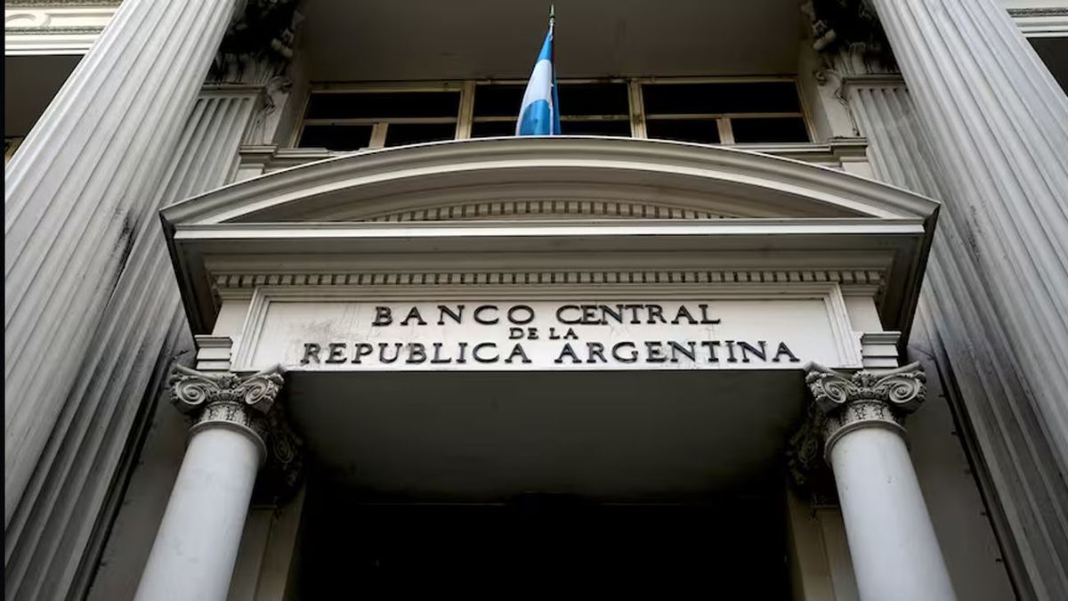 El BCRA no interviene en el mercado cambiario pese a que el Blue tocó nuevo récord en un clima de incertidumbre post PASO. El rol del FMI y el silencio del Gobierno frente al triunfo de Javier Milei. Foto: Archivo.
