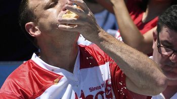El increíble récord del hombre que comió 63 panchos en 10 minutos