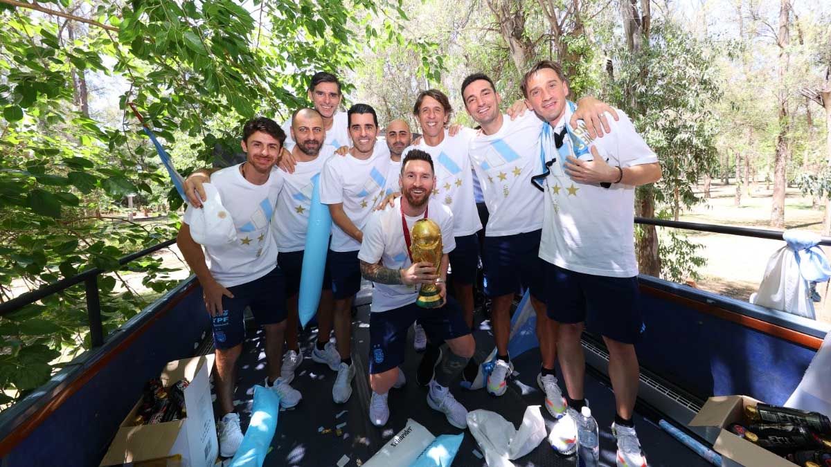 Lionel Messi junto al cuerpo técnico de la Selección Argentina.&nbsp;