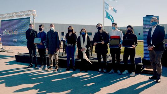 Fundación YPF entregó notebooks y material educativo a escuelas de Neuquén