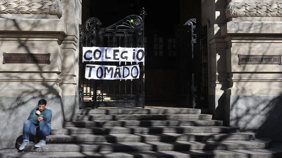 El colegio Mariano Acosta fue tomado el viernes por un grupo de alumnos. (Foto: Télam) 