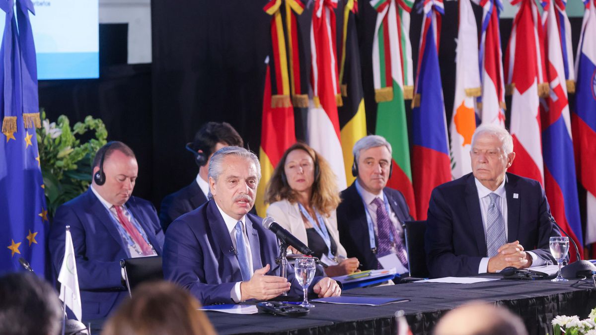 Alberto Fernández en la III Cumbre birregional CELAC-UE. Lo escucha de cerca el Alto Comisionado Europeo