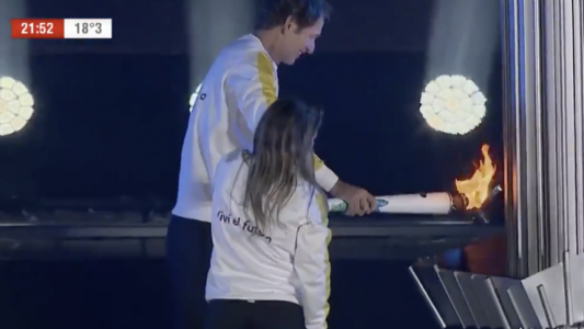 Paula Pareto y Santiago Lange fueron los encargados de encender el pebetero