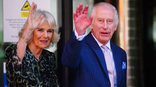 Algo desmejorado, así lució Carlos III en su reaparición pública tras anunciar que tiene cáncer