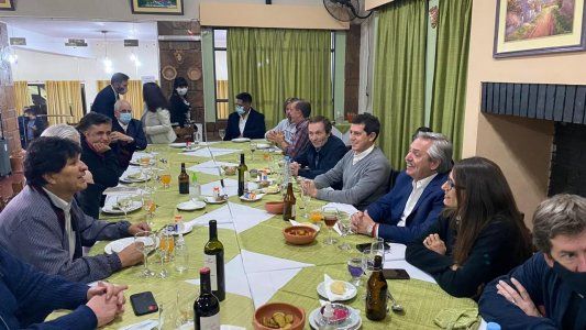 Alberto, sobre la cena sin distancia con Evo Morales y funcionarios: No hay que hacerlo, no está bien, pero soy un ser humano