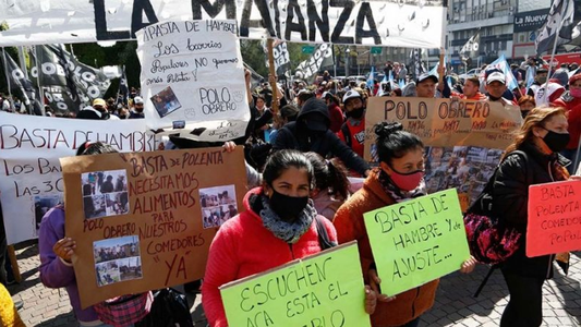 Organizaciones sociales hacen un ollazo en el Obelisco y el tránsito se ve afectado en varias calles