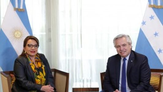 Alberto Fernández ya está en Colombia y se reunió con la mandataria de Honduras