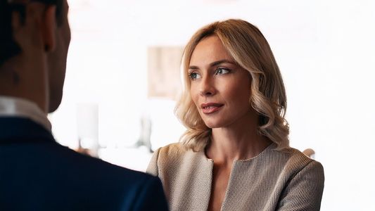 Qué significa desviar la mirada al hablar, según la psicología