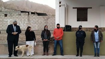 Video: un perro orinó a una intendenta en Jujuy cuando daba un discurso