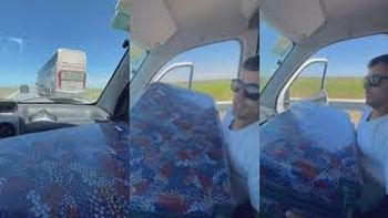 Video: el insólito motivo por el que dos amigos persiguieron a un micro por la ruta