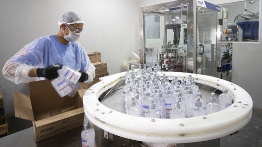 Dos universidades nacionales producirán alcohol en gel para uso institucional