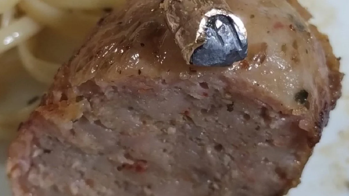Encontró una bala adentro de un chorizo mientras cenaba con su familia. (Foto: captura)