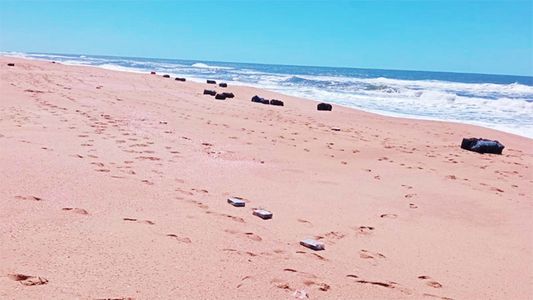 Uruguay: hallan más de una tonelada de cocaína en una paradisíaca playa