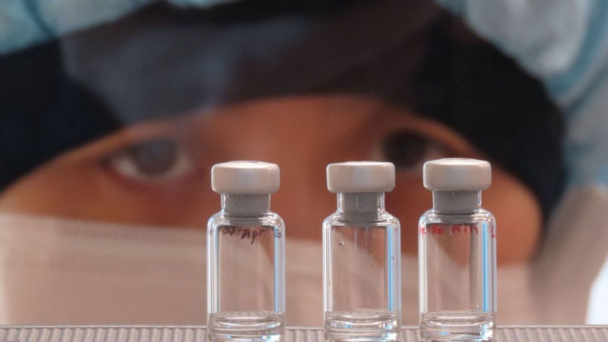 Comienza en Oxford la anunciada experimentación en humanos de una posible vacuna para el COVID-19