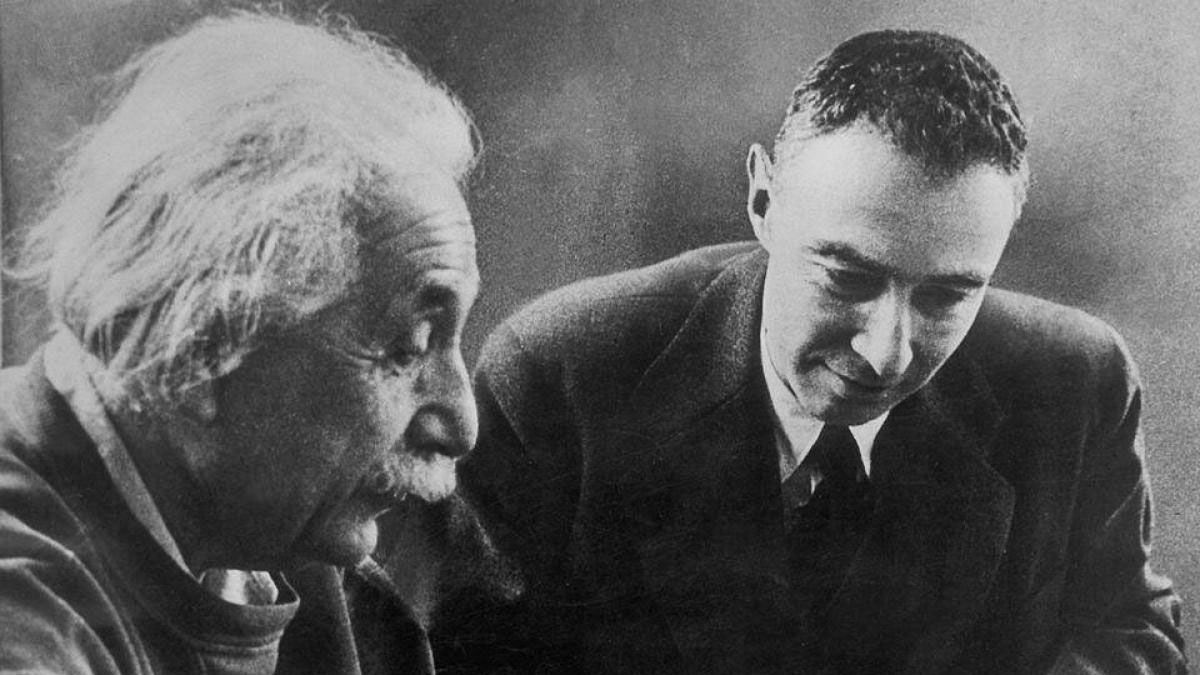 Opi y Einstein, dos genios, que avanzaron hacia la construcción de la bomba atómica, pero luego se arrepintieron por su tremendo poder destructivo. (Foto: Gentileza El tioempo)