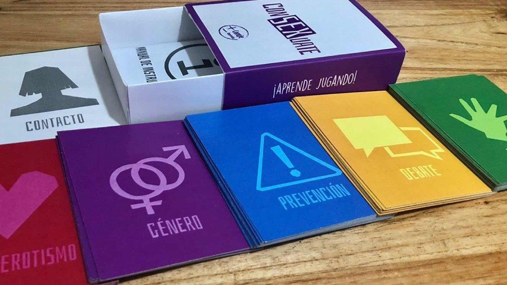 Armaron un mazo de cartas para aprender sobre educación sexual jugando