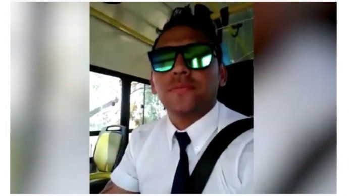 “Yenicienta”: se olvidó los zapatos en el colectivo y ahora es viral