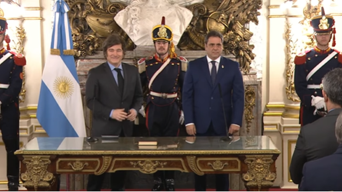 Javier Milei le tomó juramento al nuevo Ministro del Interior