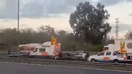 Iba en contramano por la autopista, chocó y lo aplastó un camión