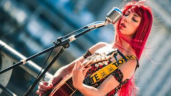 Denise Romano cantaba en la calle y la policía la desalojó mientras realizaba su show callejero en Puerto Madero. Denise Romano cantaba en la calle y la policía la desalojó mientras realizaba su show callejero en Puerto Madero.