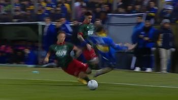 La tremenda patada a Exequiel Zeballos. La tremenda patada a Exequiel Zeballos.